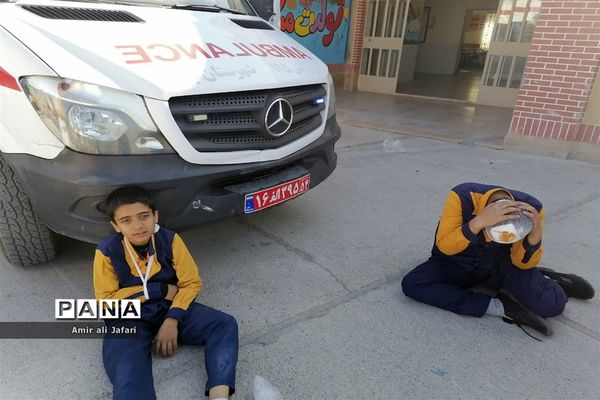 آموزش کمک‌های اولیه و اطفای حریق به دانش‌آموزان پیشتاز