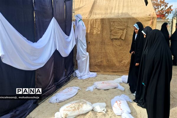 بازدید دانش‌آموزان مدارس فیروزکوه از نمایشگاه یاس کبود واقع در حوزه علمیه حضرت رقیه (س)