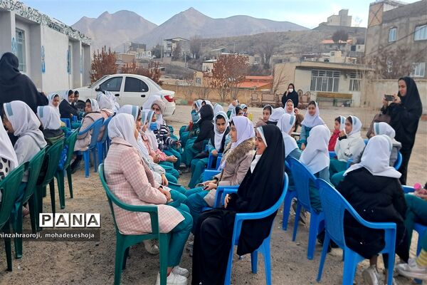 بازدید دانش‌آموزان مدارس فیروزکوه از نمایشگاه یاس کبود واقع در حوزه علمیه حضرت رقیه (س)