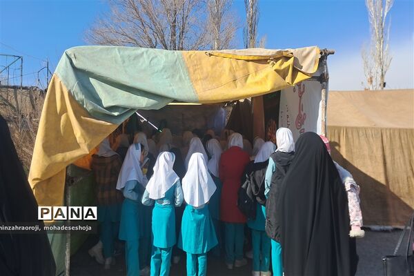بازدید دانش‌آموزان مدارس فیروزکوه از نمایشگاه یاس کبود واقع در حوزه علمیه حضرت رقیه (س)