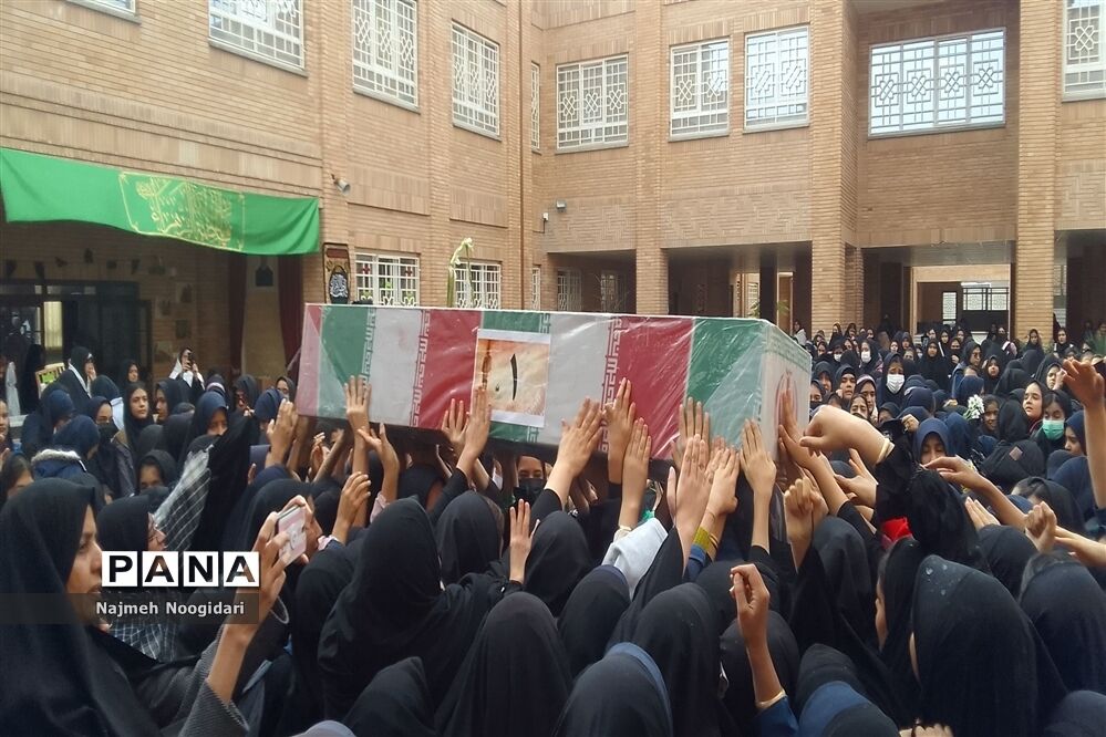 تشییع شهید گمنام توسط دانش‌آموزان دبیرستان قاسم سلیمانی٣
