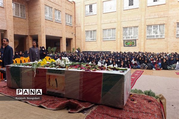 تشییع شهید گمنام توسط دانش‌آموزان دبیرستان قاسم سلیمانی٣