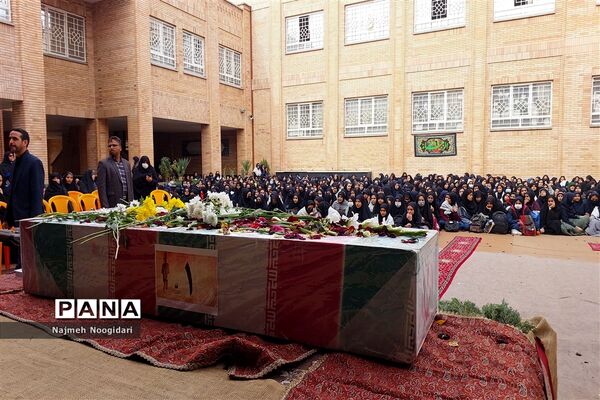 تشییع شهید گمنام توسط دانش‌آموزان دبیرستان قاسم سلیمانی٣