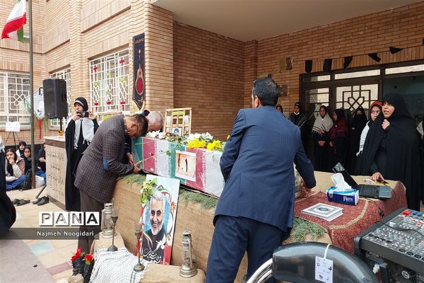 تشییع شهید گمنام توسط دانش‌آموزان دبیرستان قاسم سلیمانی٣