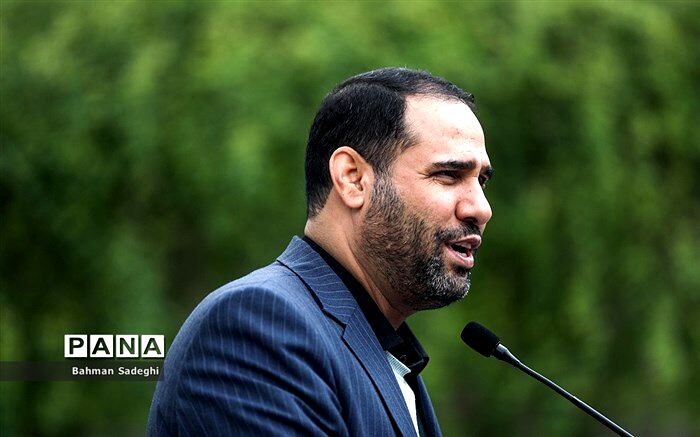 وزیر آموزش و پرورش به قم سفر کرد