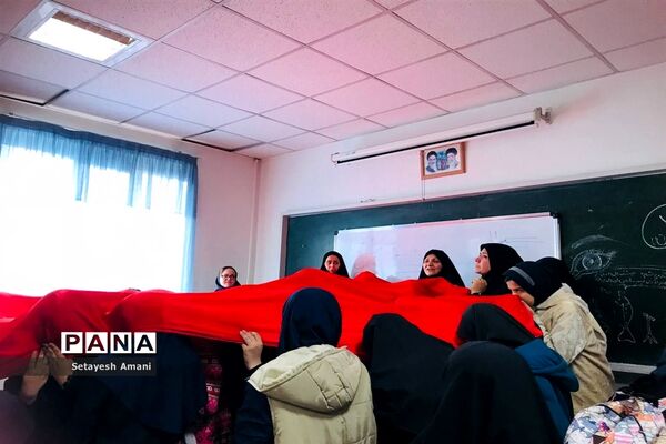 پرچم مطهر بارگاه امام حسین در دبیرستان شاهد ارض اقدس