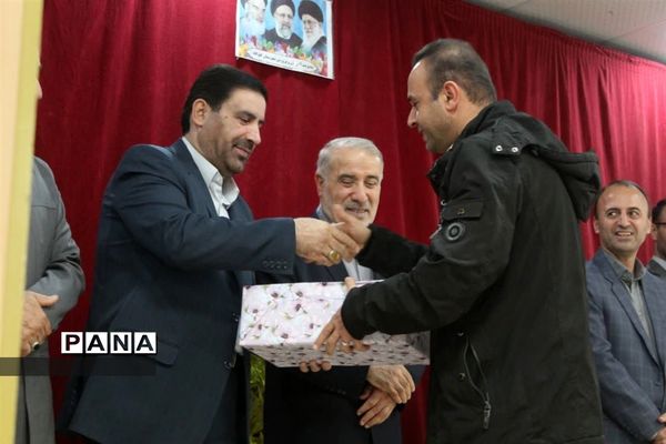 تجلیل از برگزیدگان جشنواره و‌ مسابقات آموزش و پرورش در گلوگاه