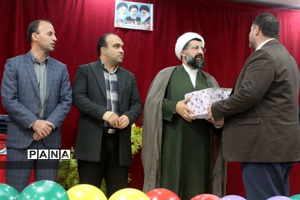 تجلیل از برگزیدگان جشنواره و‌ مسابقات آموزش و پرورش در گلوگاه