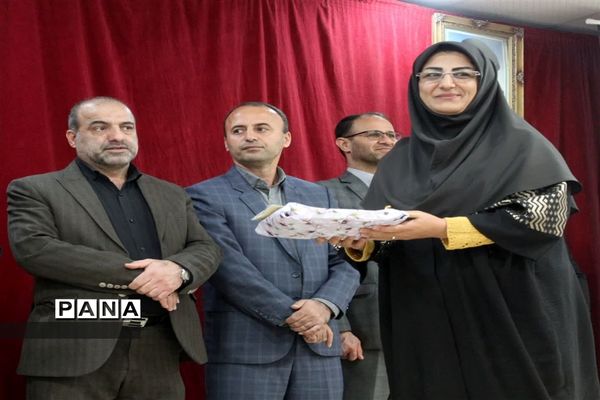 تجلیل از برگزیدگان جشنواره و‌ مسابقات آموزش و پرورش در گلوگاه