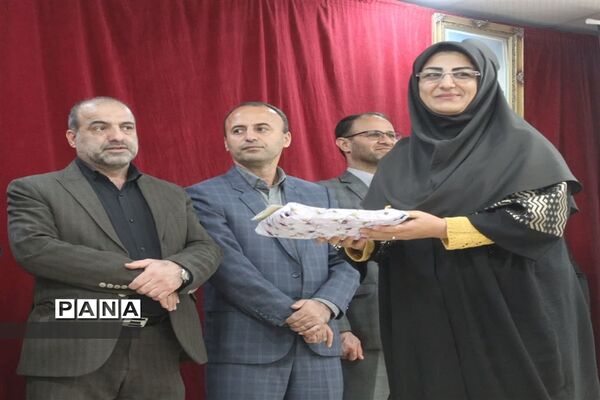تجلیل از برگزیدگان جشنواره و‌ مسابقات آموزش و پرورش در گلوگاه