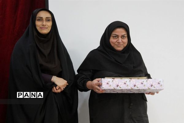 تجلیل از برگزیدگان جشنواره و‌ مسابقات آموزش و پرورش در گلوگاه