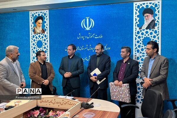 تکریم و تقدیر از دانشجو‌معلمان نو ورود در اداره آموزش و پرورش بهارستان‌دو