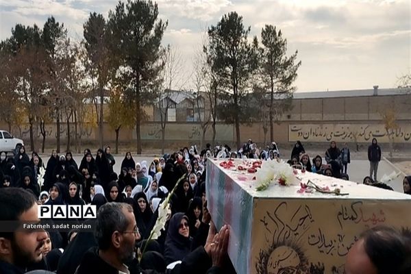 مراسم استقبال از شهید گمنام در دبستان شهید کامجو منطقه تبادکان