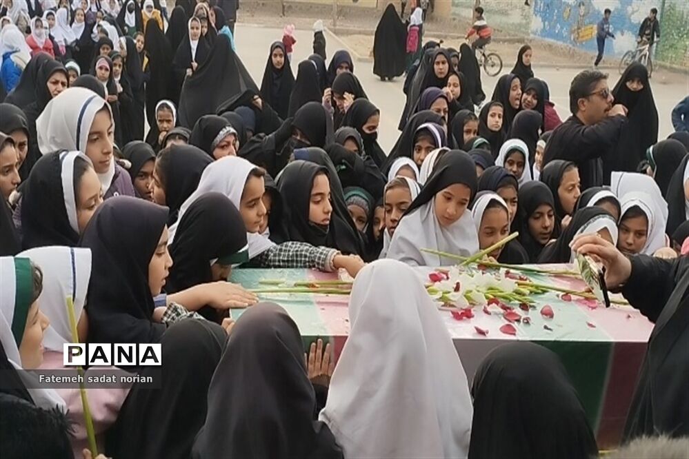 مراسم استقبال از شهید گمنام در دبستان شهید کامجو منطقه تبادکان