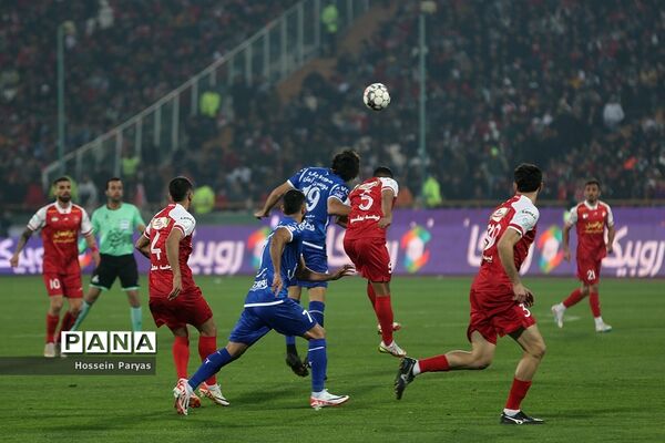 دیدار تیم‌های فوتبال استقلال و پرسپولیس