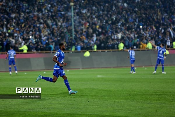 دیدار تیم‌های فوتبال استقلال و پرسپولیس