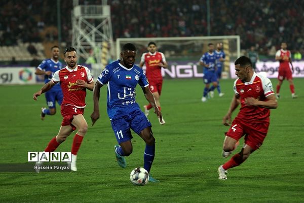 دیدار تیم‌های فوتبال استقلال و پرسپولیس