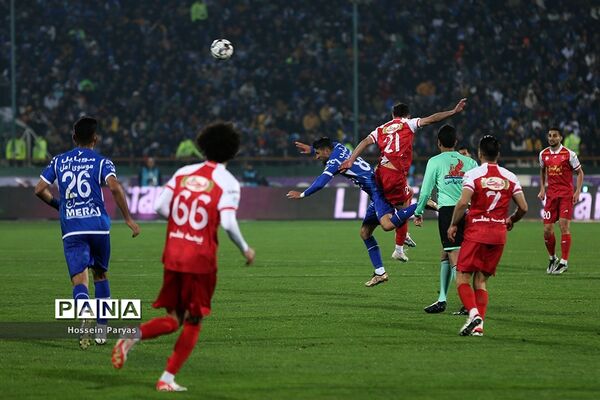 دیدار تیم‌های فوتبال استقلال و پرسپولیس