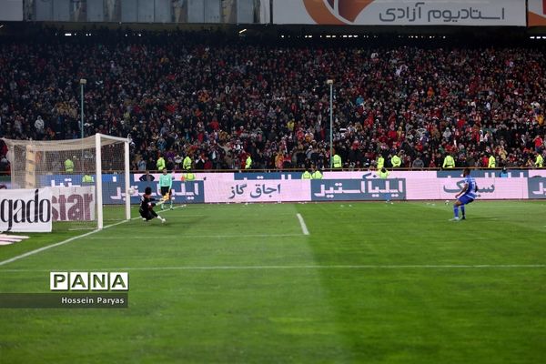 دیدار تیم‌های فوتبال استقلال و پرسپولیس