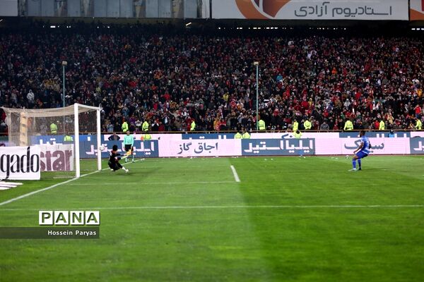 دیدار تیم‌های فوتبال استقلال و پرسپولیس