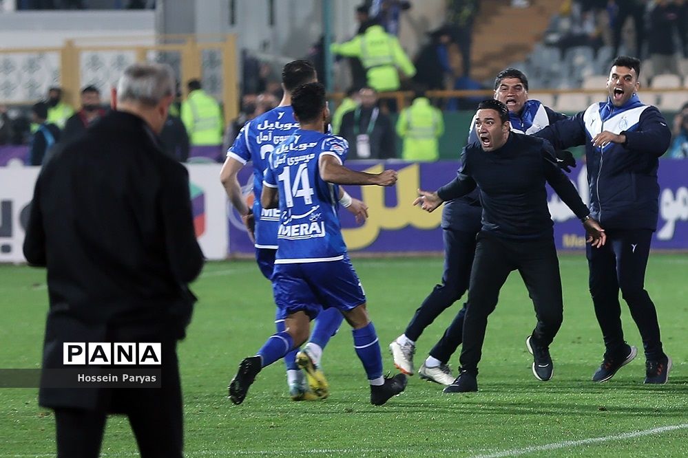 دیدار تیم‌های فوتبال استقلال و پرسپولیس