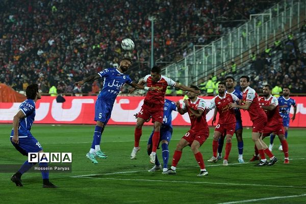 دیدار تیم‌های فوتبال استقلال و پرسپولیس