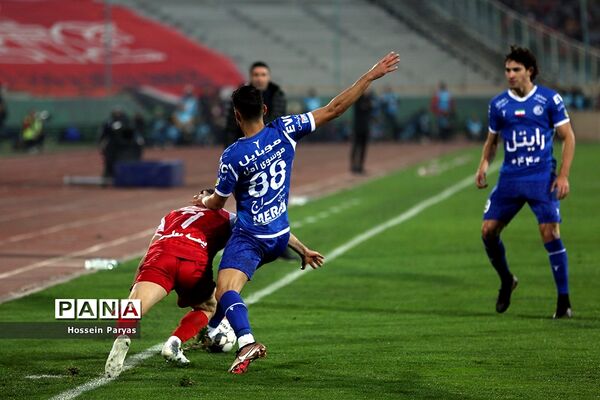 دیدار تیم‌های فوتبال استقلال و پرسپولیس