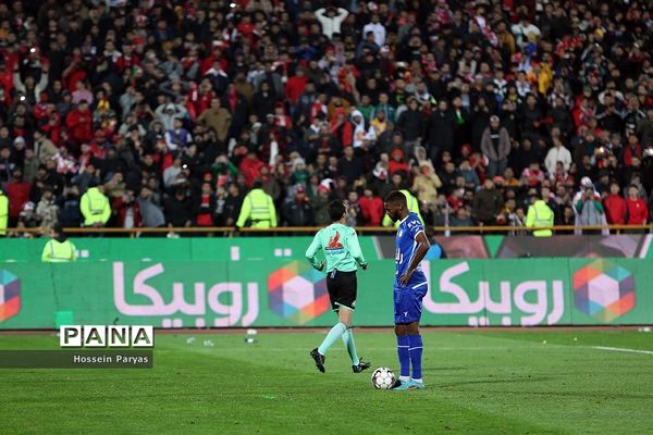 دیدار تیم‌های فوتبال استقلال و پرسپولیس