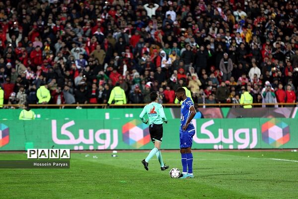 دیدار تیم‌های فوتبال استقلال و پرسپولیس