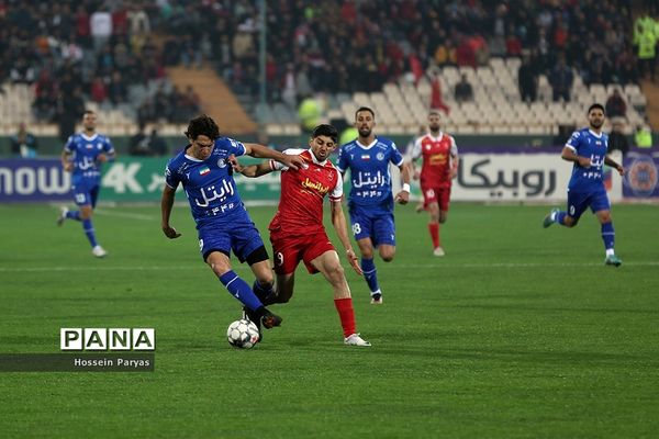دیدار تیم‌های فوتبال استقلال و پرسپولیس