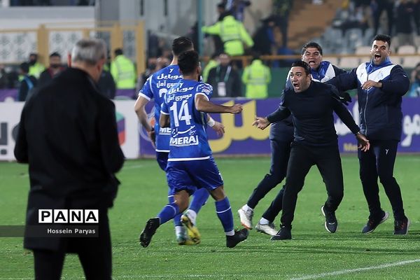 دیدار تیم‌های فوتبال استقلال و پرسپولیس