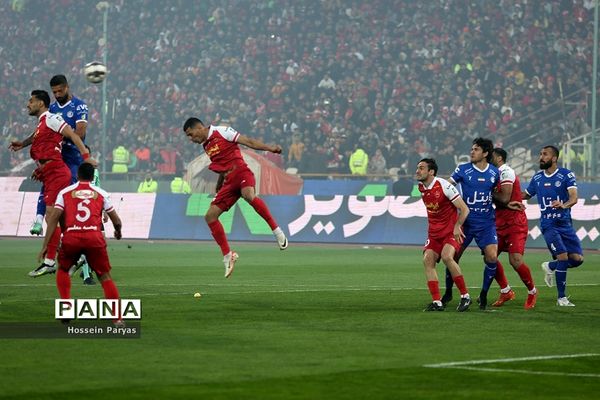 دیدار تیم‌های فوتبال استقلال و پرسپولیس