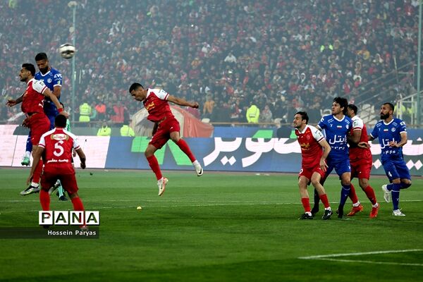 دیدار تیم‌های فوتبال استقلال و پرسپولیس