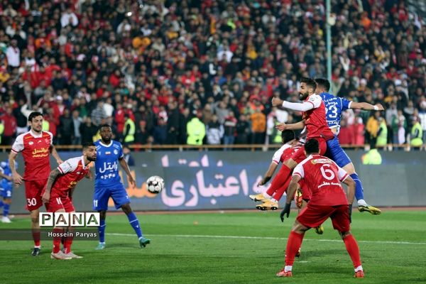 دیدار تیم‌های فوتبال استقلال و پرسپولیس