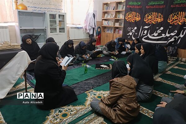 محفل انس با قرآن در دبیرستان ربابه طاهباز ناحیه ۵