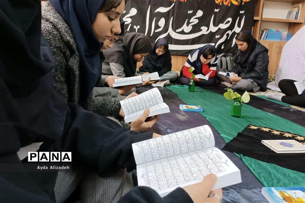 محفل انس با قرآن در دبیرستان ربابه طاهباز ناحیه ۵