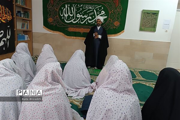 محفل انس با قرآن در دبیرستان ربابه طاهباز ناحیه ۵