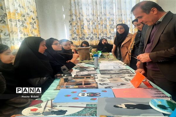 برگزاری نمایشگاه از هنرهای دستی دانش آموزان