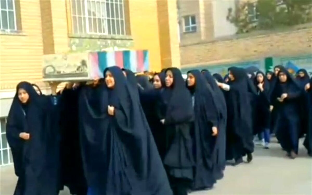 تجدید میثاق دانش‌آموزان دبیرستان امامت قم با شهید گمنام/ فیلم