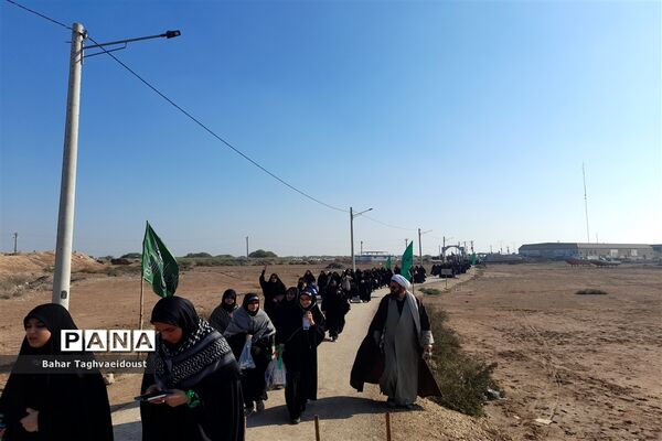دانش‌آموزان راهیان نور در جوار لاله‌های رود اروند