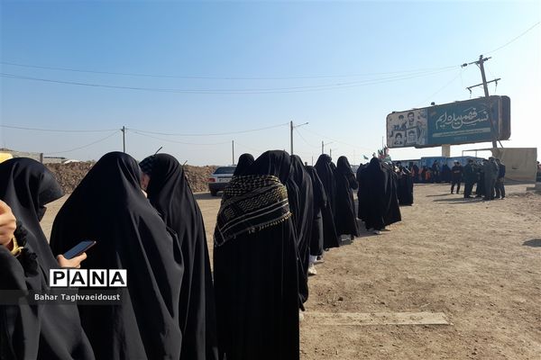 دانش‌آموزان راهیان نور در جوار لاله‌های رود اروند