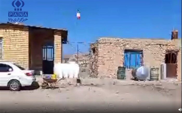 تلاش معلم دارابی برای محرومیت زدایی مدرسه روستای توکل آباد/فیلم