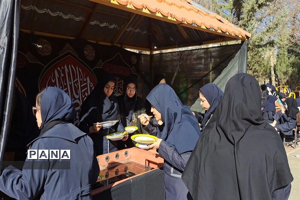 خادمی دانش‌آموزان در موکب فاطمی دبیرستان مهشید مصلی‌نژاد