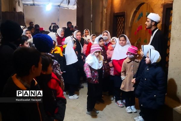 بازدید دانش‌آموزان دماوندی از نمایشگاه حدیث غربت دماوند