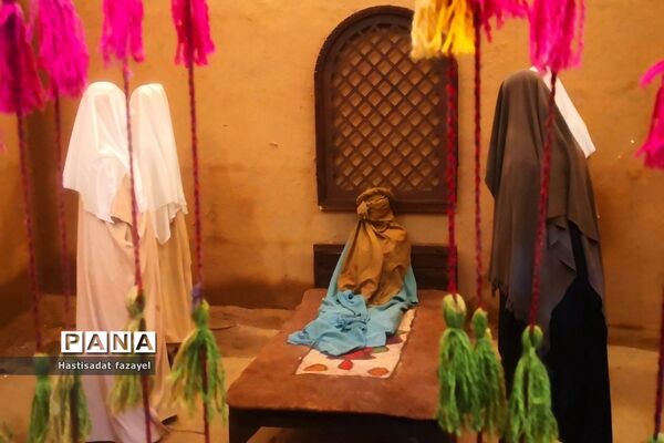 بازدید دانش‌آموزان دماوندی از نمایشگاه حدیث غربت دماوند