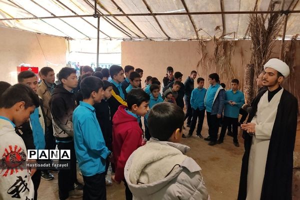 بازدید دانش‌آموزان دماوندی از نمایشگاه حدیث غربت دماوند