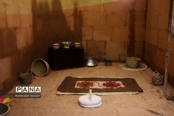 بازدید دانش‌آموزان دماوندی از نمایشگاه حدیث غربت دماوند