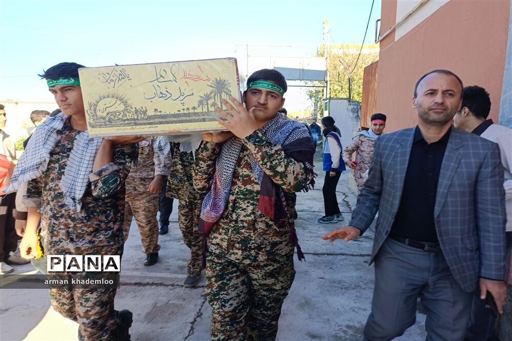 تشییع شهید گمنام توسط دانش‌آموزان بندرعباس