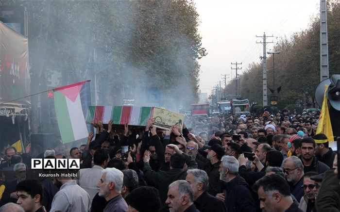 تشییع نام‌آوران خوشنام روی دستان مردم آمل/فیلم