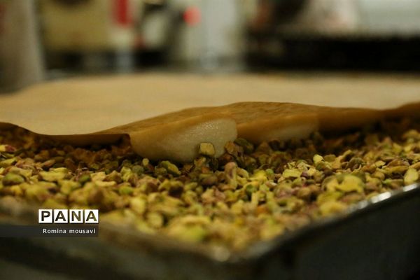 یک روز در کارگاه تهیه «قرابیه»